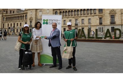 El Ayuntamiento de Valladolid y la Mesa del Tabaco distribuyen 7.500 ceniceros portátiles durante las fiestas patronales para concienciar sobre cómo deben desecharse las colillas. ICAL