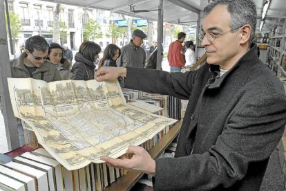 Un librero enseña un mapa en la edición de la pasada Feria del Libro Antiguo y de Ocasión-El Mundo