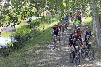 Marcha cicloturista por los caminos de sirga del Canal de Castilla celebrada el pasado mes de junio.-ICAL