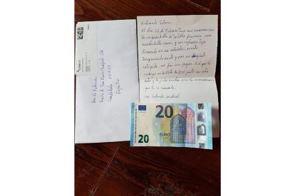 Un cliente del Bar La Estación de Candeleda (Ávila), envió una carta manuscrita 17 días después de irse sin pagar para disculparse e incluyó un billete de 20 euros para saldar la deuda que había contraído el día 22 de febrero en este establecimiento.-ICAL