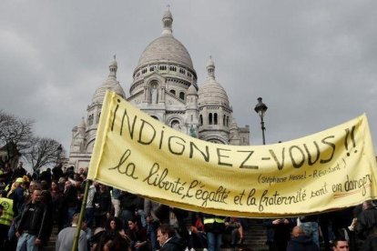 Los chalecos amarillos frente a la Basílica del Sacre-Coeur de Montmartre en la decimonovena marcha en París.-BENOIT TESSIER (REUTERS)