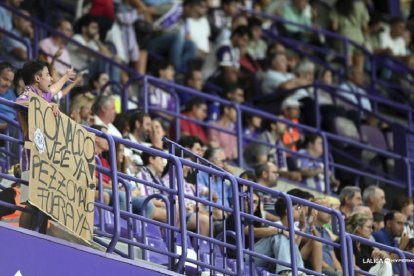 Una de las pancartas de crítica contra el presidente y el entrenador que han lucido en el estadio Zorrilla. / LALIGA