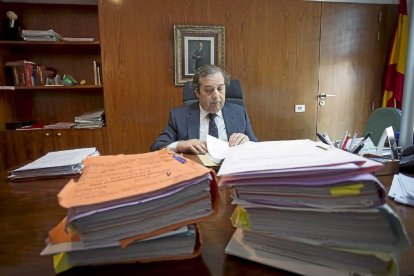 El magistrado Emilio Vega González, juez de Violencia sobre la Mujer, estudiando los expedientes en su despacho-M. Á. SANTOS