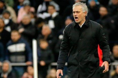 Mourinho, en el partido del Tottenham contra el Brighton.-