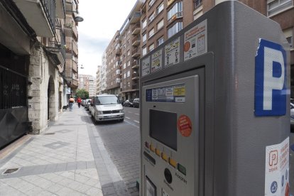 Parquímetro de la ORA en una calle de Valladolid. E.M.