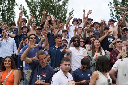 Aficionados del VRAC en la final de Liga. / LOSTAU