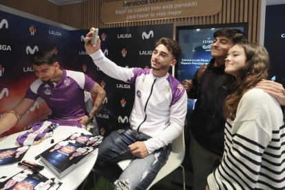 Luis Pérez y Raúl Moro firman en la tienda de MOVISTAR en la Calle Santiago. Photogenic/Miguel Ángel Santos