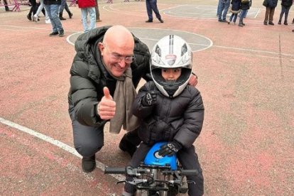 El alcalde de Valladolid, Jesús Julio Carnero, posa junto a Luca, un motorista vallisoletano de solo 4 años. -JESUSJCARNERO