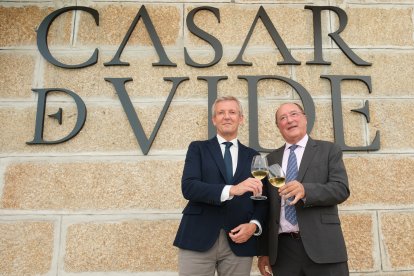 Alfonso Rueda y Carlos Moro en la inauguración de la Bodega Casar de Vide. -CASAR DE VIDE