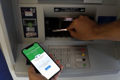 Un usuario realiza operaciones en un cajero automático desde su teléfono móvil. / ICAL