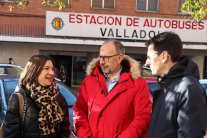 El portavoz del Grupo Municipal Socialista, Pedro Herrero, acompañado por la portavoz de Movilidad del Grupo Parlamentario Socialista en Cortes de Castilla y León, Laura Pelegrina Cortijo. - E.M.