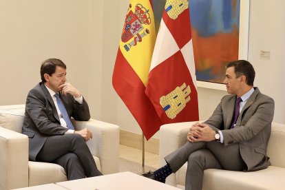 El presidente del Gobierno, Pedro Sánchez, recibe al presidente de la Junta, Alfonso Fernández Mañueco. Imagen de archivo. ICAL