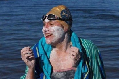 Thomas, satisfecha tras alcanzar la meta en los acantilados de Dover.-