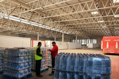 Botellas de agua donadas al hospital de campaña de la Feria de Valladolid. - ASOC. HOSTELEROS VALLADOLID