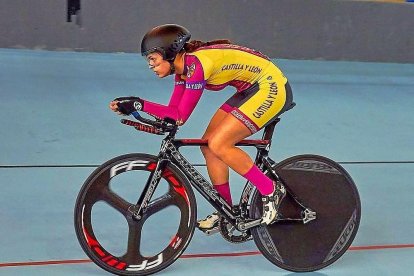 La campeona de España cadete, Jimena de Roa, durante una de las pruebas del Campeonato de España pista celebrado en Tafalla (Navarra).-EL MUNDO