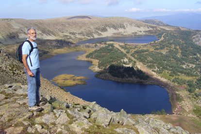 Un montañero disfruta del paisaje desde la cumbre del Pico Campiña, con las Lagunas Negra y Larga al fondo. -E.M.