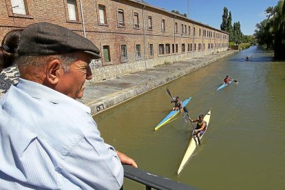 n paseante contempla el Canal de Castilla.-LOSTAU