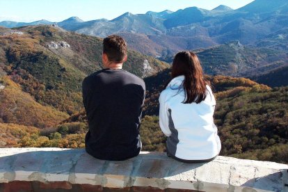 Dos turistas comtemplan una de las múltiples panorámicas que ofrece la Ruta de los Pantanos.-L.P.