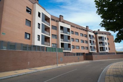 Edificio con viviendas ocupadas en Arroyo. / LOSTAU