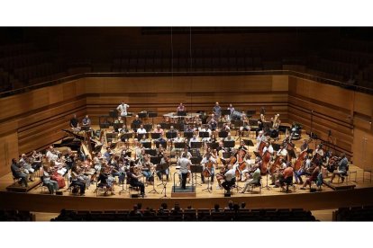 El director de la Oscyl, Thierry Fischer, durante el ensayo general de la Orquesta Sinfónica de Castilla y León para la gira por Holanda y Noruega.- ICAL