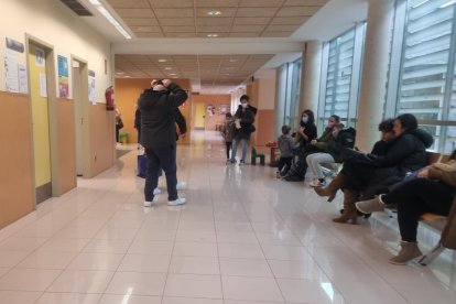 Interior del centro de salud de Arroyo, con más pacientes que el martes pero aún sin apreciarse síntomas de saturación.- PHOTOGENIC