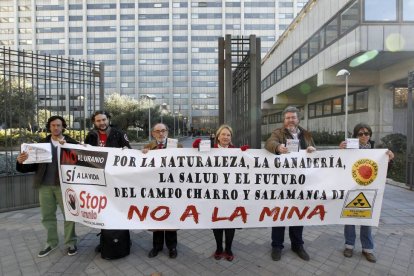 Representantes de la plataforma Stop Uranio y del partido Equo, en la puerta del ministerio de Industria, para entregar 112.000 firmas contra la mina de uranio de Salamanca-Ical