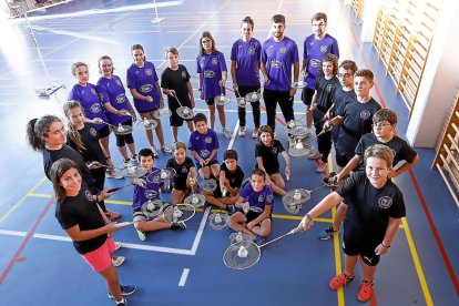 Los componentes del Club Bádminton Valladolid posan junto a los técnicos en el polideportivo del IES Julián Marías.-J.M. LOSTAU