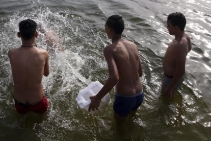 Varias perosnas nadan en un lago de El Cairo este miércoles por la ola de calor.-KHALED ELFIQI