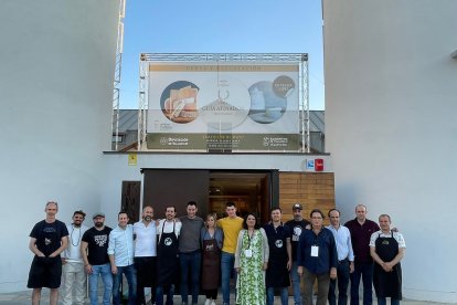 Algunos de los queseros participantes en la I Feria Guía del Afinador de Quesos Españoles en Valladolid.- E. M.