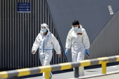 Imagen de profesionales en el Hospital Clínico. | J. M. LOSTAU