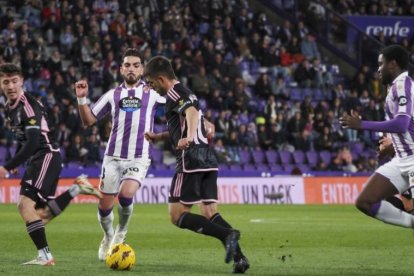 Monchu intenta cortar el balón ante la mirada de Boyomo. LALIGA