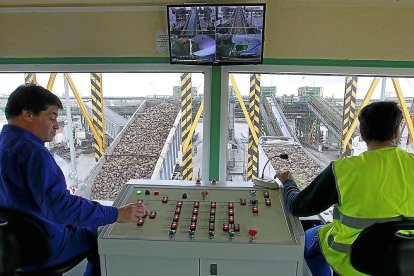 Dos operarios controlan la recepción de remolacha en las instalaciones de la cooperativa Acor en Olmedo (Valladolid), en una pasada campaña.-J. M. LOSTAU