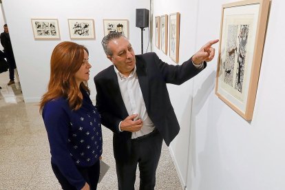 El pintor y poeta, Adolfo Alonso Ares, junto con la presidenta de las Cortes de Castilla y León, Silvia Clemente..-J. M. LOSTAU