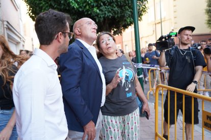 El alcalde de Valladolid, Jesús Julio Carnero, visitó en la tarde de este miércoles el edificio de la explosión de la calle Goya, donde ha estado hablando con los afectados para conocer la situación de los familiares, así como con el personal de bomberos. El regidor ha expresado a los afectados su máximo respaldo: "Vamos a darles una solución". 