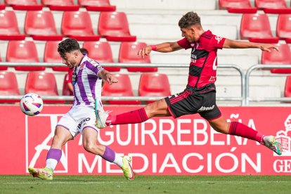 Luis Pérez pone un centro en el duelo ante el Mirandés. / REAL VALLADOLID