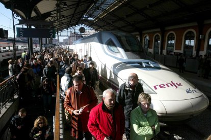 La llegada del AVE a la estación de Campo Grande en Valladolid. -ICAL.