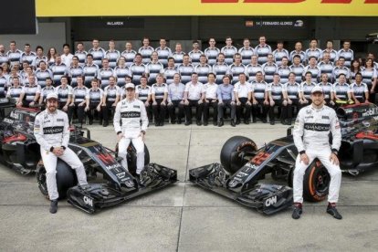 McLaren-Honda al completo en la temporada pasada.-EFE / DIEGO AZUBEL