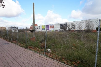 Parcela junto al Río Hortega donde se había proyectado el centro de refugiados.- J.M. LOSTAU