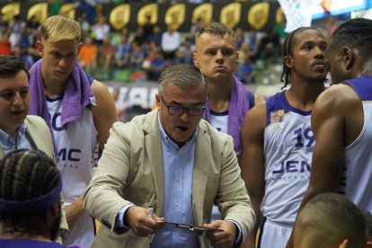 Paco García, pizarra en mano, se dirige a sus jugadores en el Coliseum de Burgos en la Final Four. M. GONZÁLEZ EGEA