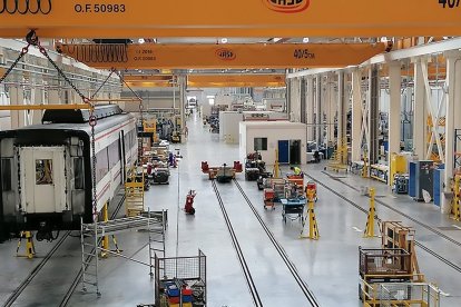 Reparación de un vagón en los talleres de Renfe en la capital vallisoletana. - E.M.