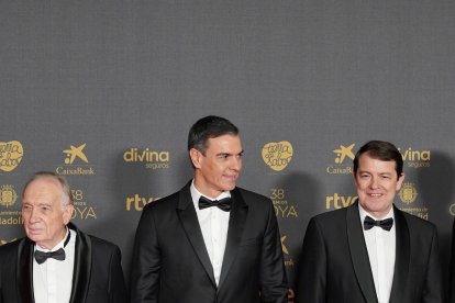 El director de la Academia de Cine, Fernando Méndez-Leite; el presidente del Gobierno de España, Pedro Sánchez; y el presidente de la Junta de Castilla y León, Alfonso Fernández Mañueco, en la alfombra roja de la 38 edición de los Premios Goya. -ICAL