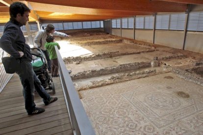 Varios visitantes observan desde la pasarela parte de la villa romana de La Dehesa, en Las Cuevas de Soria.-MARIO TEJEDOR