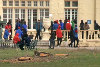 Algunos de los inmigrantes alojados en el balneario de Medina.- LA8