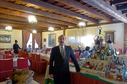 Ángel García Cortés, fundador del restaurante y sumiller, en el centro de la sala de El Cordero, en Segovia.-T.S.T