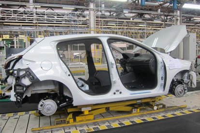 Automóvil en la Factoría de Motores de Renault de Valladolid.- E.M.