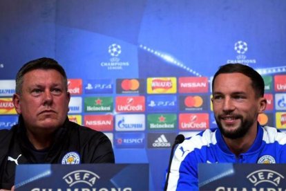 Craig Shakespeare y Danny Drinkwater, en la rueda de prensa del Leicester de este lunes.-