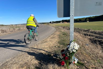 Ramo de flores en recuerdo a Esther, en el lugar donde aparecía su cádaver, en la carretera de acceso a Traspinedo. J. M. LOSTAU