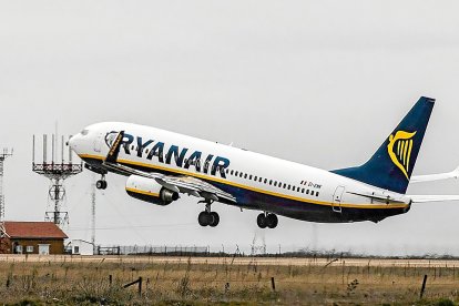 Un avión de Ryanair despegando del aeropuerto de Valladolid, en una imagen de archivo.-PHOTOGENIC