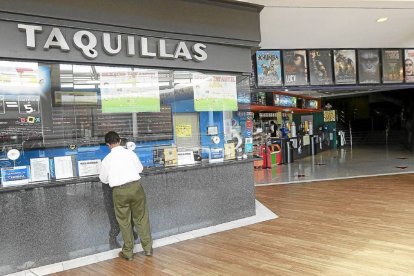 Taquillas de los cines situados en el Centro Comercial Vallsur-J.M.Lostau