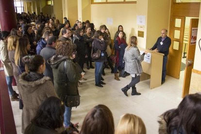 Opositores acceden al aula del examen de Enfermería en Salamanca, en una fotografía de archivo.-ICAL